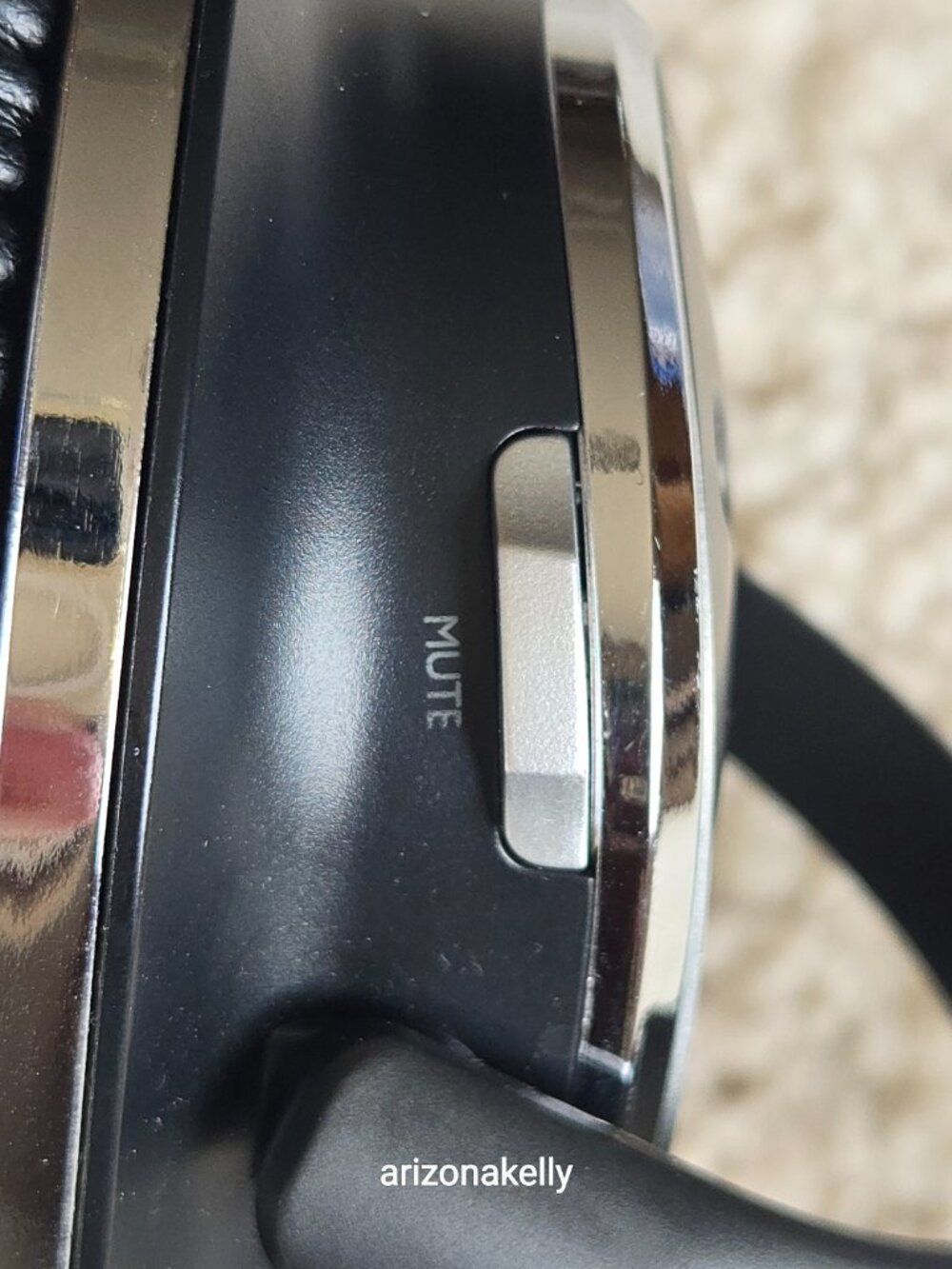 Philips Noise Canceling Headphones in Hard Case - Picture 11 of 12